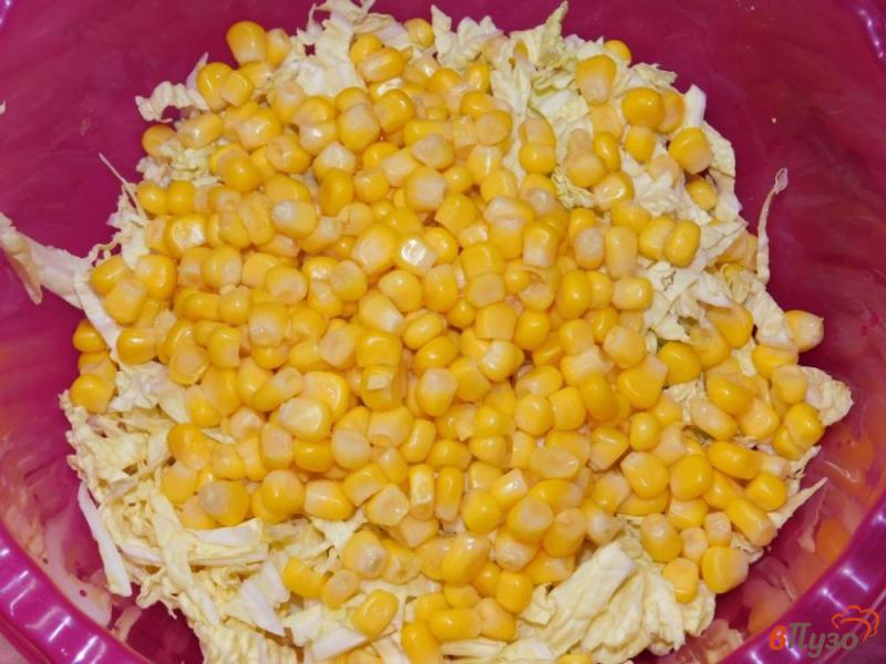 Фото приготовление рецепта: Салат с кукурузой и апельсинами шаг №2