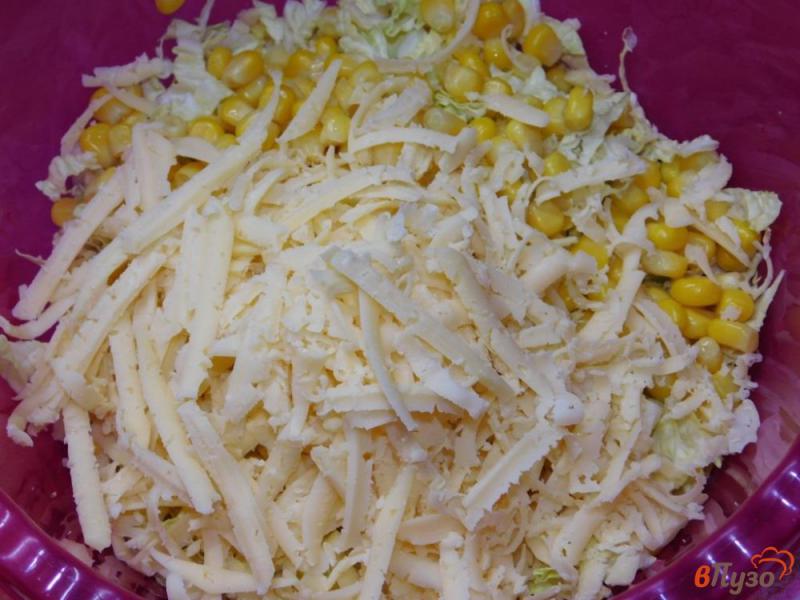 Фото приготовление рецепта: Салат с кукурузой и апельсинами шаг №3