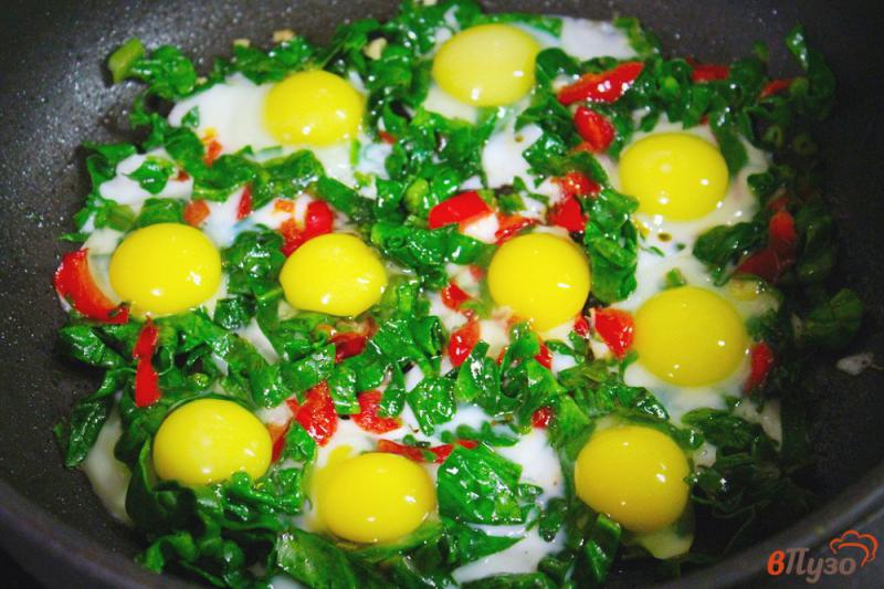 Фото приготовление рецепта: Перепелиные яйца со шпинатом и перцем шаг №3