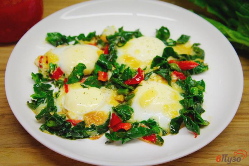 Фото приготовление рецепта: Перепелиные яйца со шпинатом и перцем шаг №5