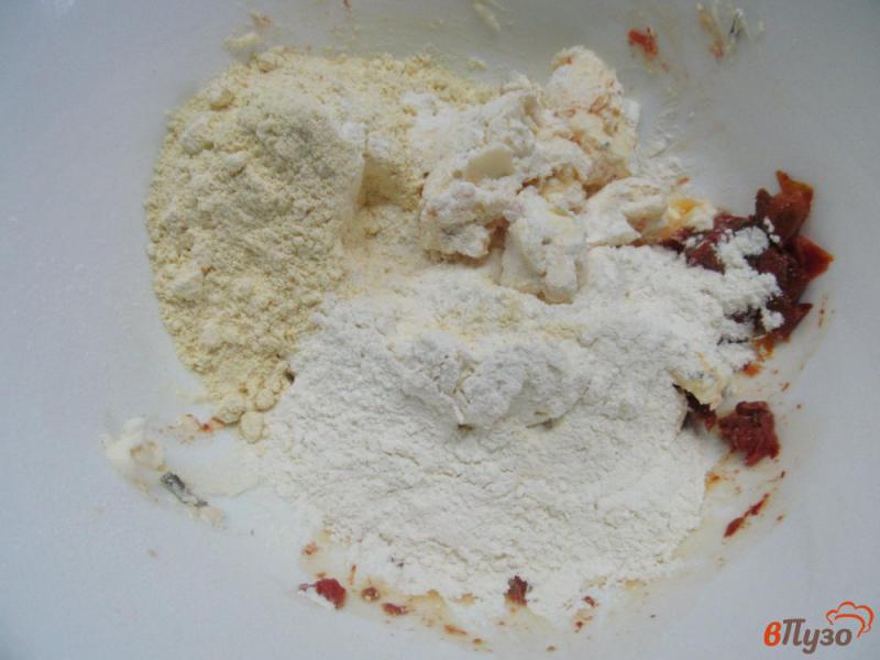 Фото приготовление рецепта: Сырное печенье с розмарином и вялеными томатами шаг №2