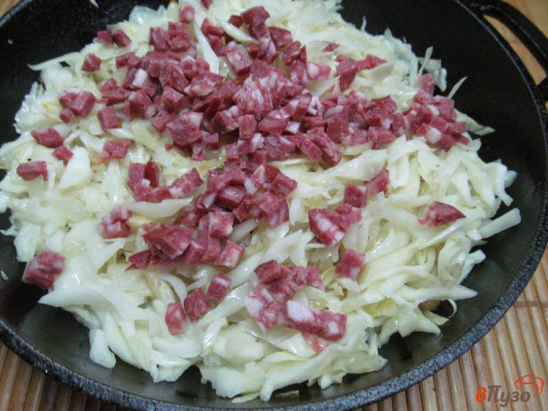 Фото приготовление рецепта: Пирожки с капустой беконом и колбасой шаг №5