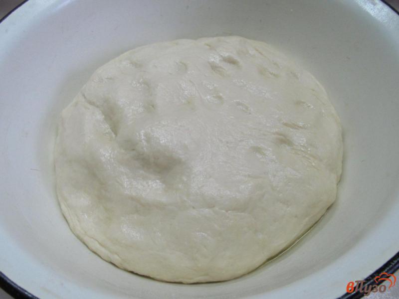 Фото приготовление рецепта: Пирожки с капустой беконом и колбасой шаг №3
