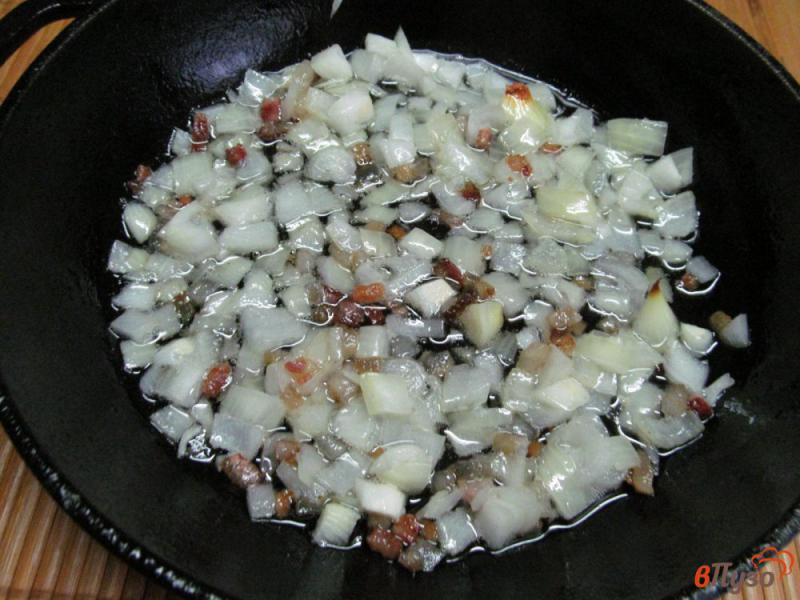 Фото приготовление рецепта: Пирожки с капустой беконом и колбасой шаг №4