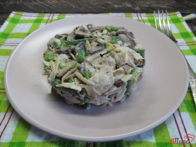 Фото приготовление рецепта: Салат из курицы с маринованными грибами и фасолью шаг №5