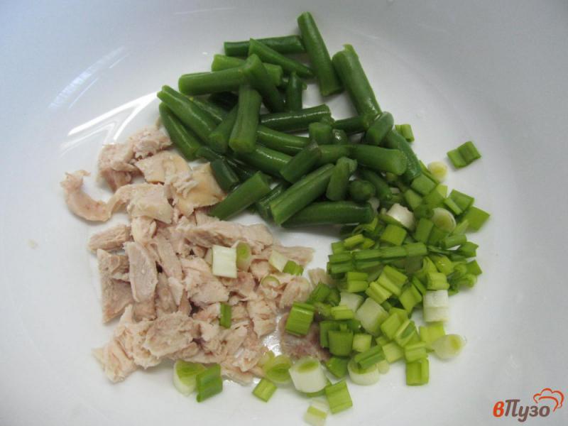 Фото приготовление рецепта: Салат из курицы с маринованными грибами и фасолью шаг №2