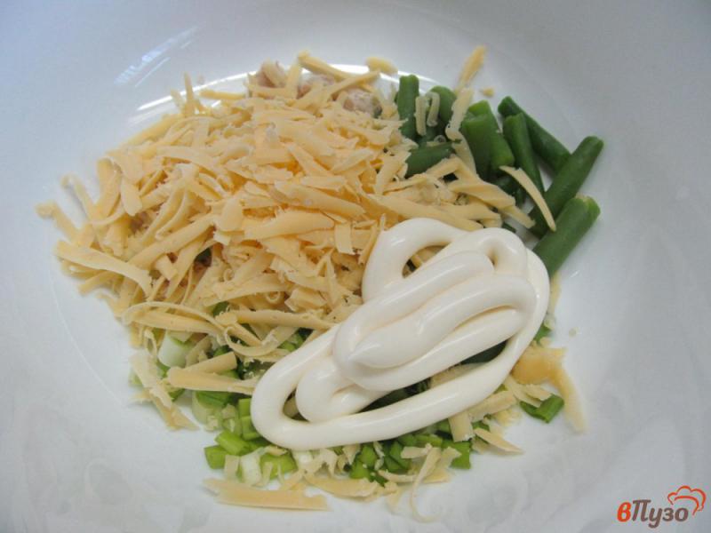 Фото приготовление рецепта: Салат из курицы с маринованными грибами и фасолью шаг №3