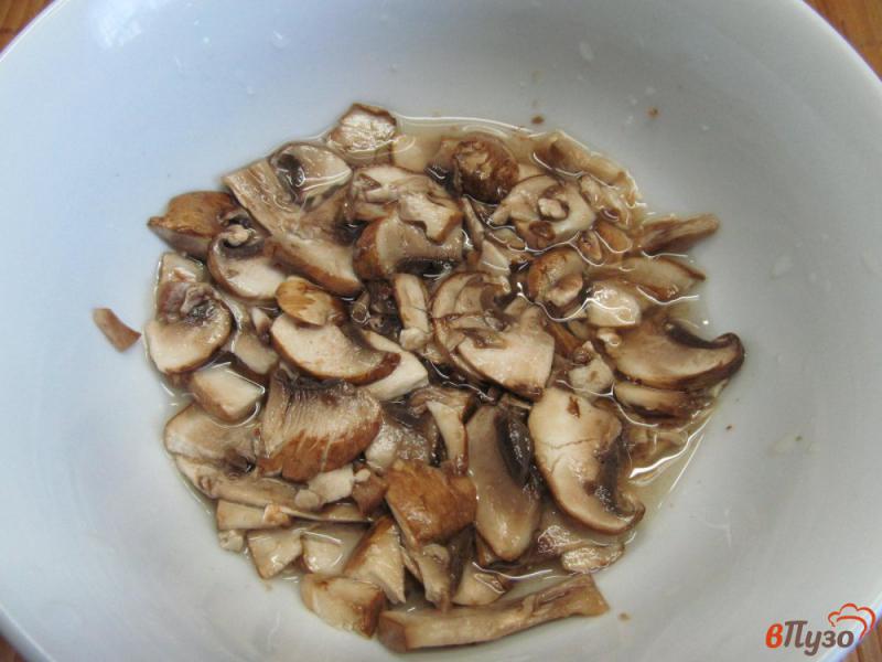 Фото приготовление рецепта: Салат из курицы с маринованными грибами и фасолью шаг №1