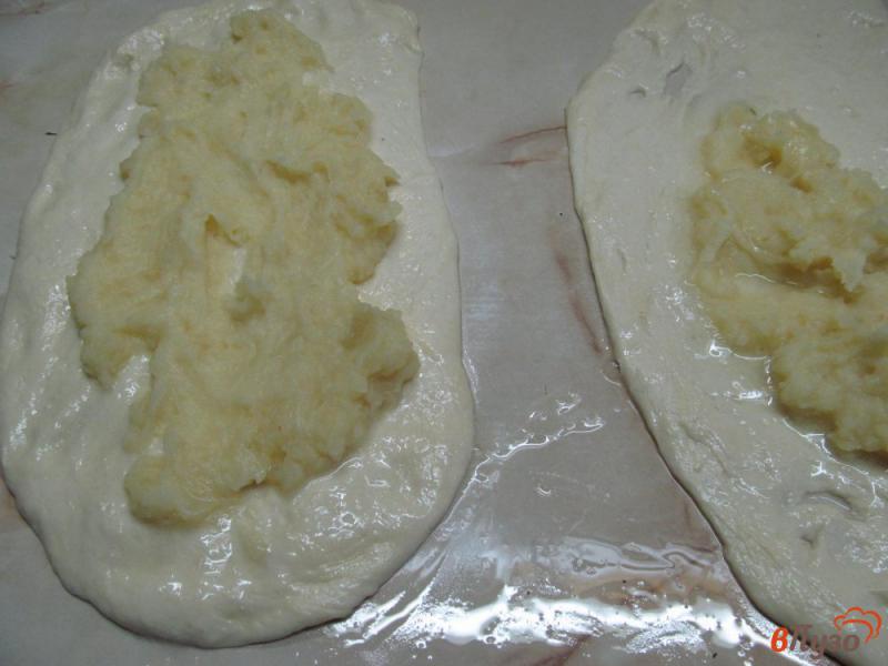 Фото приготовление рецепта: Хлеб с начинкой из картофеля с колбасой шаг №4