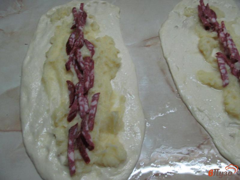 Фото приготовление рецепта: Хлеб с начинкой из картофеля с колбасой шаг №5