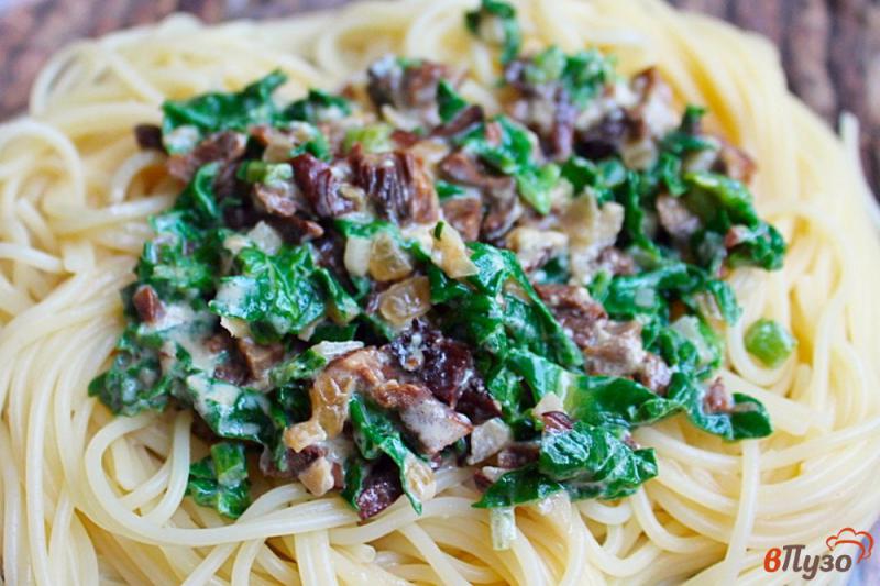 Фото приготовление рецепта: Спагети с грибами и шпинатом шаг №6