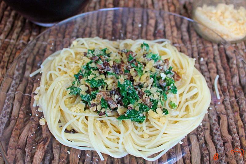 Фото приготовление рецепта: Спагети с грибами и шпинатом шаг №7