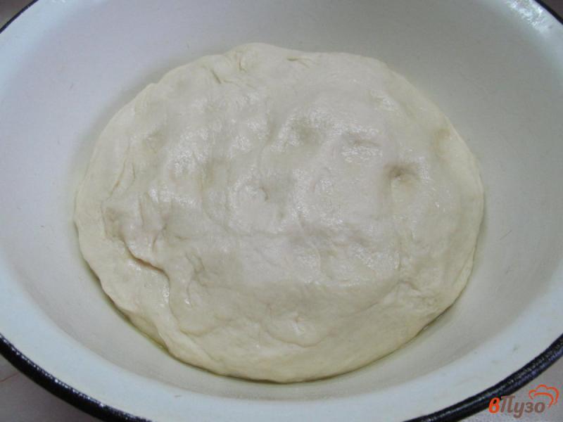 Фото приготовление рецепта: Пирог с сыром соусом для пиццы и зеленью шаг №3