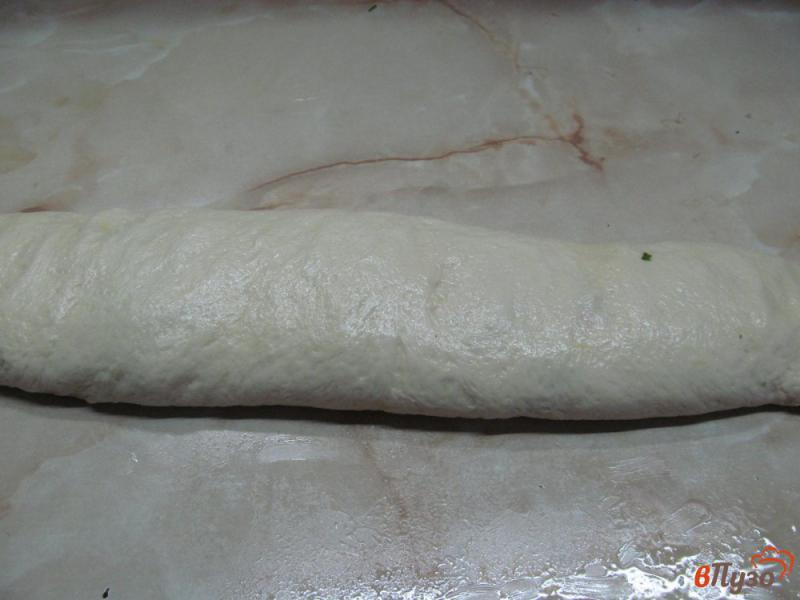 Фото приготовление рецепта: Пирог с сыром соусом для пиццы и зеленью шаг №6