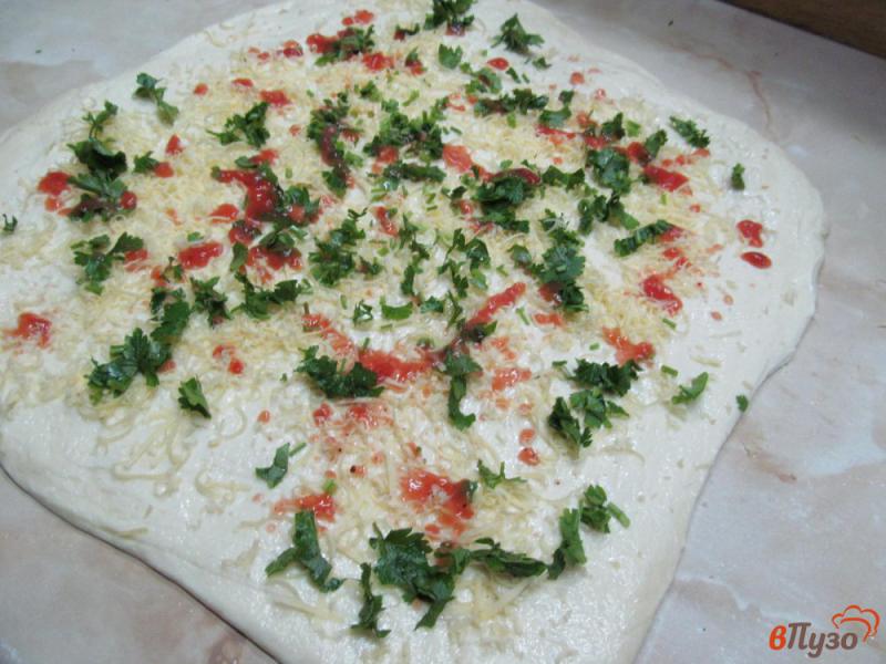 Фото приготовление рецепта: Пирог с сыром соусом для пиццы и зеленью шаг №5