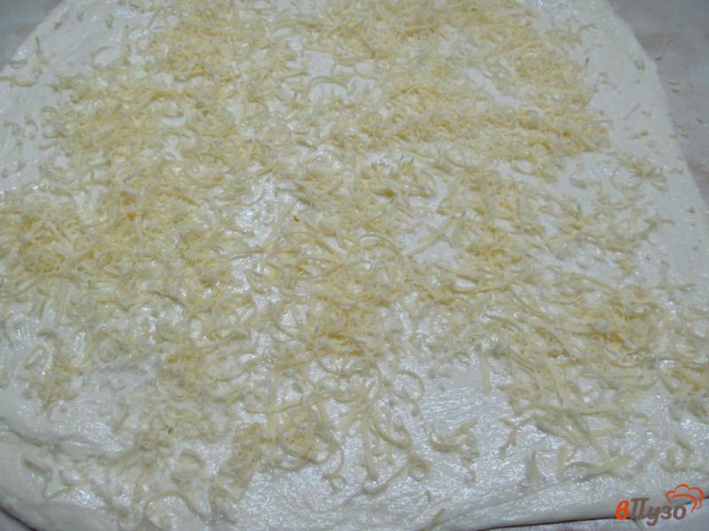 Фото приготовление рецепта: Пирог с сыром соусом для пиццы и зеленью шаг №4
