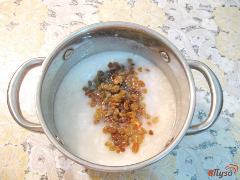 Фото приготовление рецепта: Сладкая рисовая каша с изюмом шаг №2