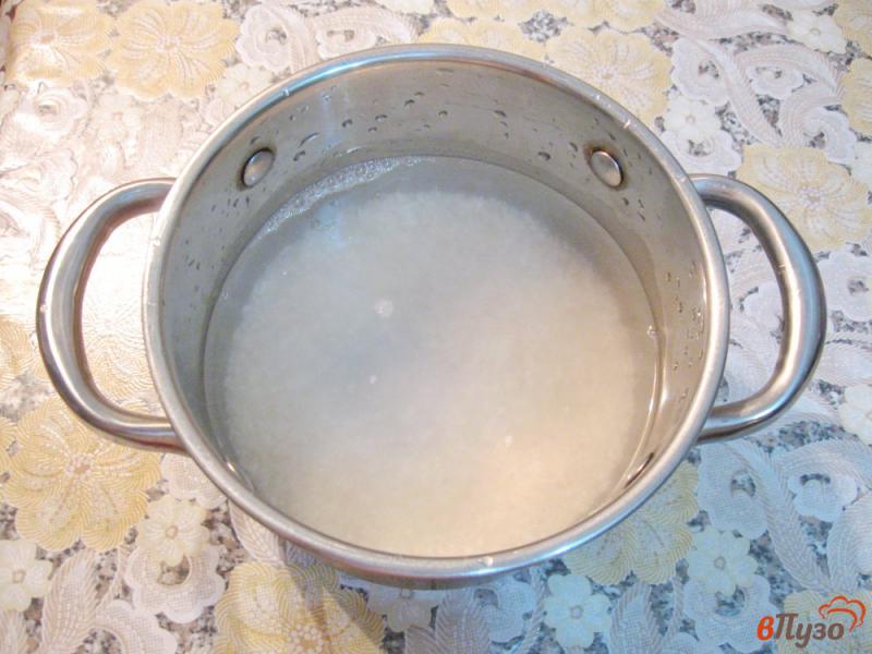 Фото приготовление рецепта: Сладкая рисовая каша с изюмом шаг №1