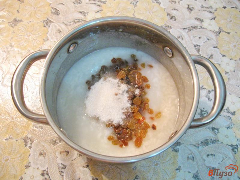 Фото приготовление рецепта: Сладкая рисовая каша с изюмом шаг №3