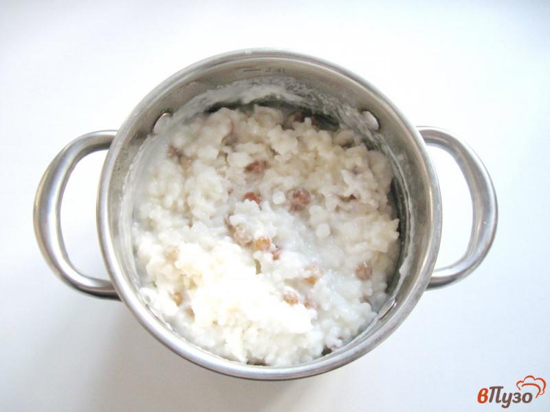Фото приготовление рецепта: Сладкая рисовая каша с изюмом шаг №6
