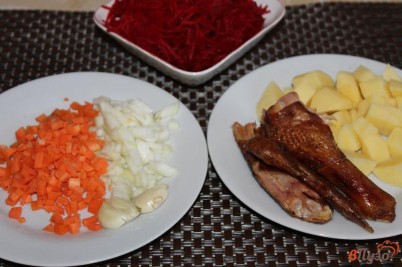 Фото приготовление рецепта: Свекольный борщ со свиными ребрами и копченой курицей шаг №2