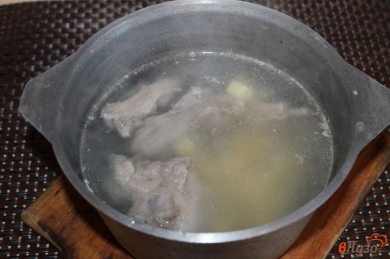 Фото приготовление рецепта: Свекольный борщ со свиными ребрами и копченой курицей шаг №3