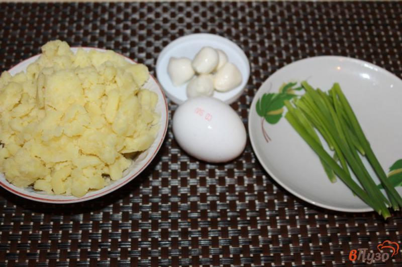 Фото приготовление рецепта: Картофельные палочки с зеленым луком и моцареллой шаг №1