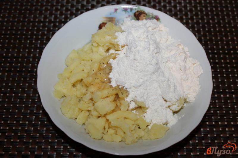 Фото приготовление рецепта: Картофельные палочки с зеленым луком и моцареллой шаг №2