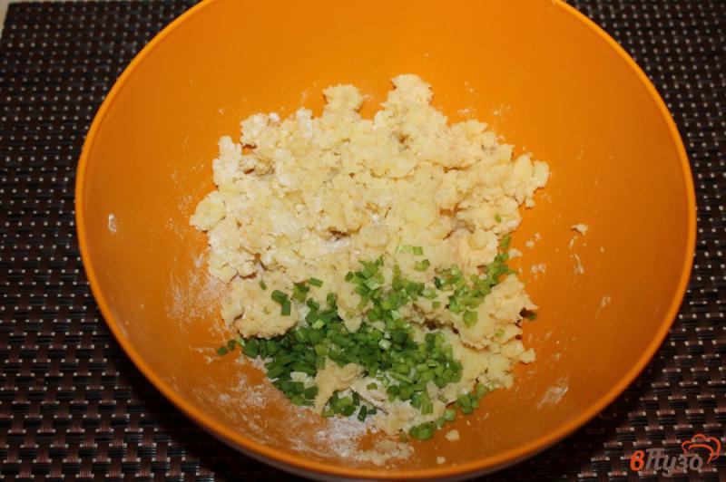 Фото приготовление рецепта: Картофельные палочки с зеленым луком и моцареллой шаг №3