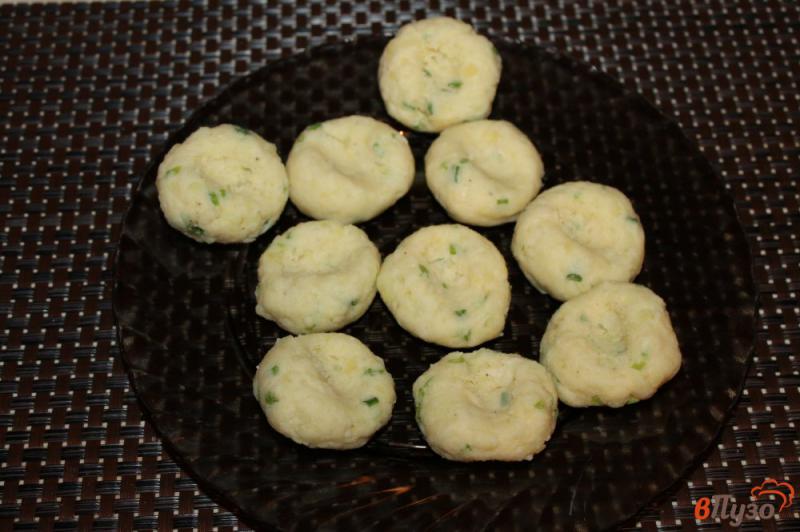 Фото приготовление рецепта: Картофельные палочки с зеленым луком и моцареллой шаг №4