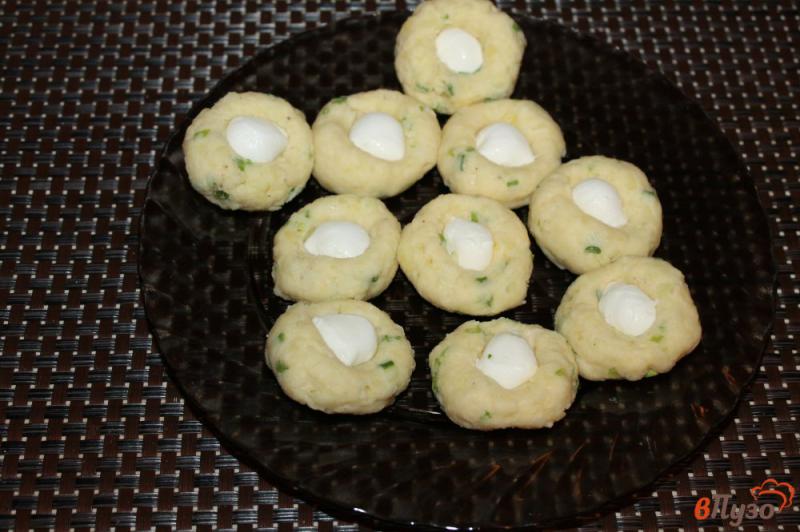 Фото приготовление рецепта: Картофельные палочки с зеленым луком и моцареллой шаг №5
