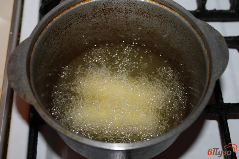 Фото приготовление рецепта: Картофельные палочки с зеленым луком и моцареллой шаг №8
