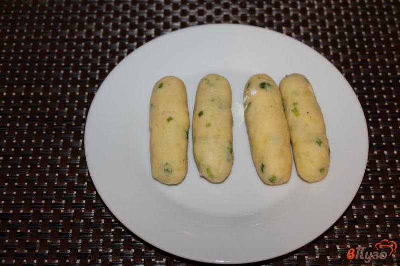 Фото приготовление рецепта: Картофельные палочки с зеленым луком и моцареллой шаг №6