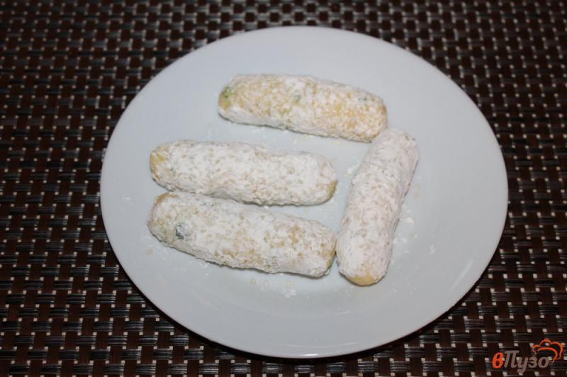 Фото приготовление рецепта: Картофельные палочки с зеленым луком и моцареллой шаг №7