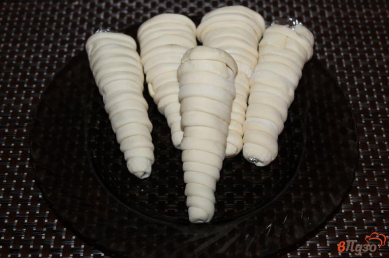 Фото приготовление рецепта: Трубочки из слоеного теста с лососем сыром и икрой шаг №2