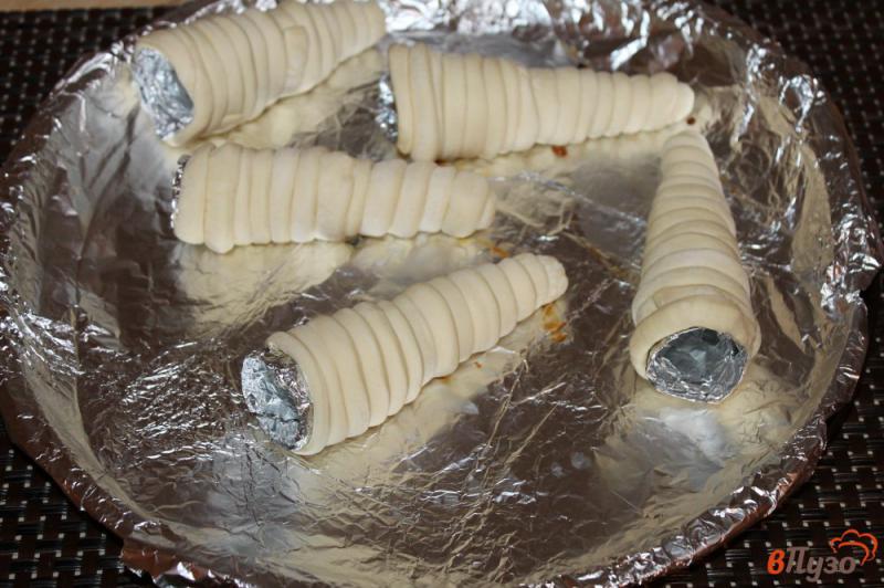 Фото приготовление рецепта: Трубочки из слоеного теста с лососем сыром и икрой шаг №3