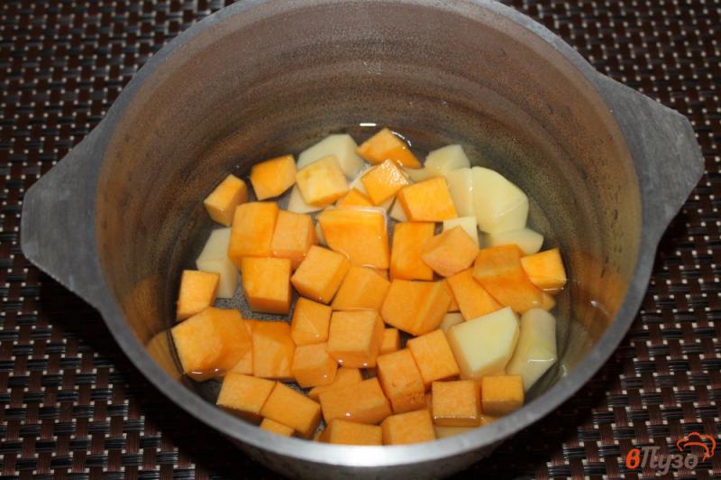 Фото приготовление рецепта: Сливочный крем - суп из тыквы и картофеля с отварным лососем шаг №2
