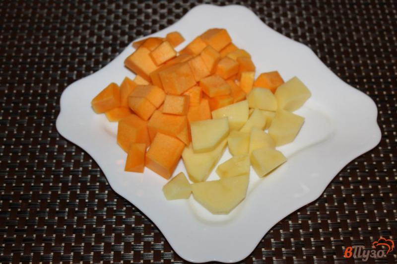 Фото приготовление рецепта: Сливочный крем - суп из тыквы и картофеля с отварным лососем шаг №1