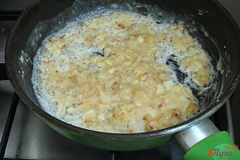 Фото приготовление рецепта: Куриные желудочки в сметанном соусе шаг №3