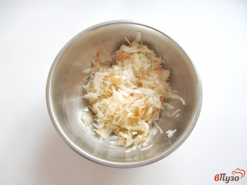 Фото приготовление рецепта: Салат с квашеной капустой и яблоком шаг №1
