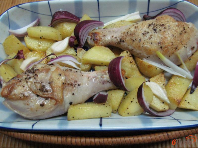 Фото приготовление рецепта: Запеченные куриные ножки с картофелем под соусом шаг №2