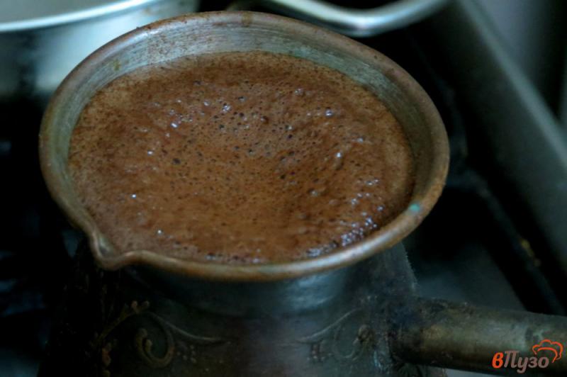 Фото приготовление рецепта: Кофе с варёным, сгущённым молоком шаг №5