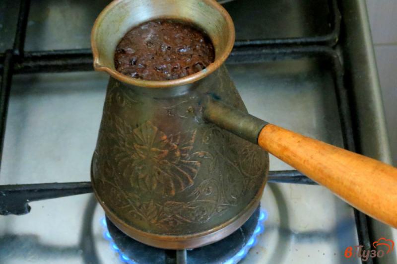 Фото приготовление рецепта: Кофе с варёным, сгущённым молоком шаг №4