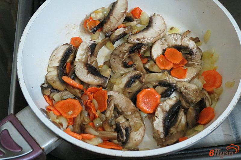 Фото приготовление рецепта: Овощной суп с шампиньонами шаг №5