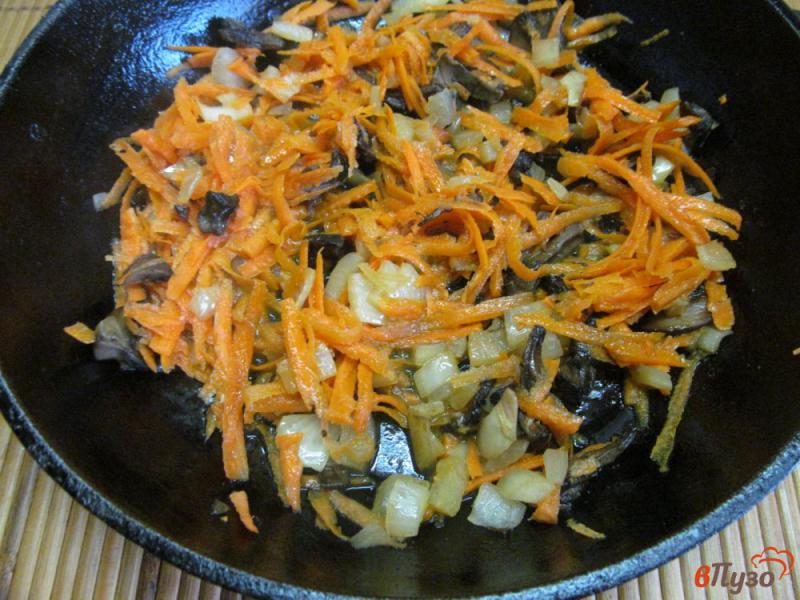 Фото приготовление рецепта: Гречка с грибами ветчиной и овощами шаг №1