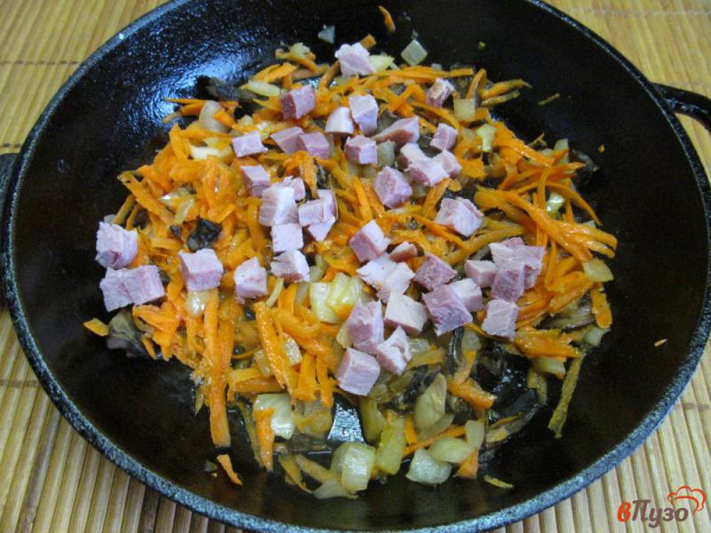Фото приготовление рецепта: Гречка с грибами ветчиной и овощами шаг №2