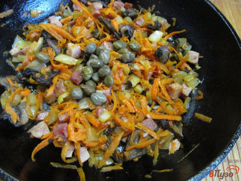 Фото приготовление рецепта: Гречка с грибами ветчиной и овощами шаг №3