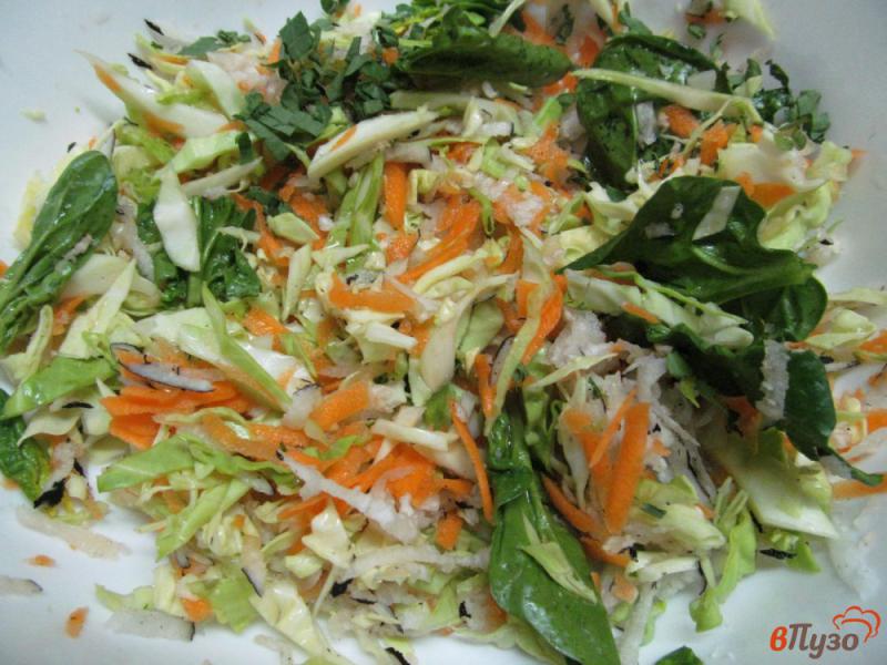 Фото приготовление рецепта: Овощной салат из редьки брокколи капусты помидора шаг №2