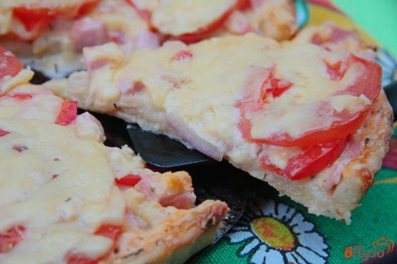 Фото приготовление рецепта: Пицца с помидорами, колбасой и перцем шаг №11