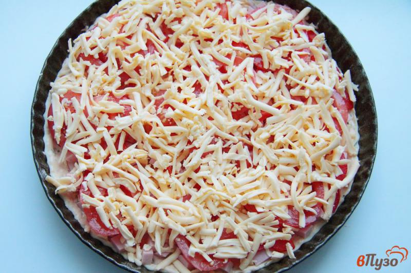 Фото приготовление рецепта: Пицца с помидорами, колбасой и перцем шаг №9
